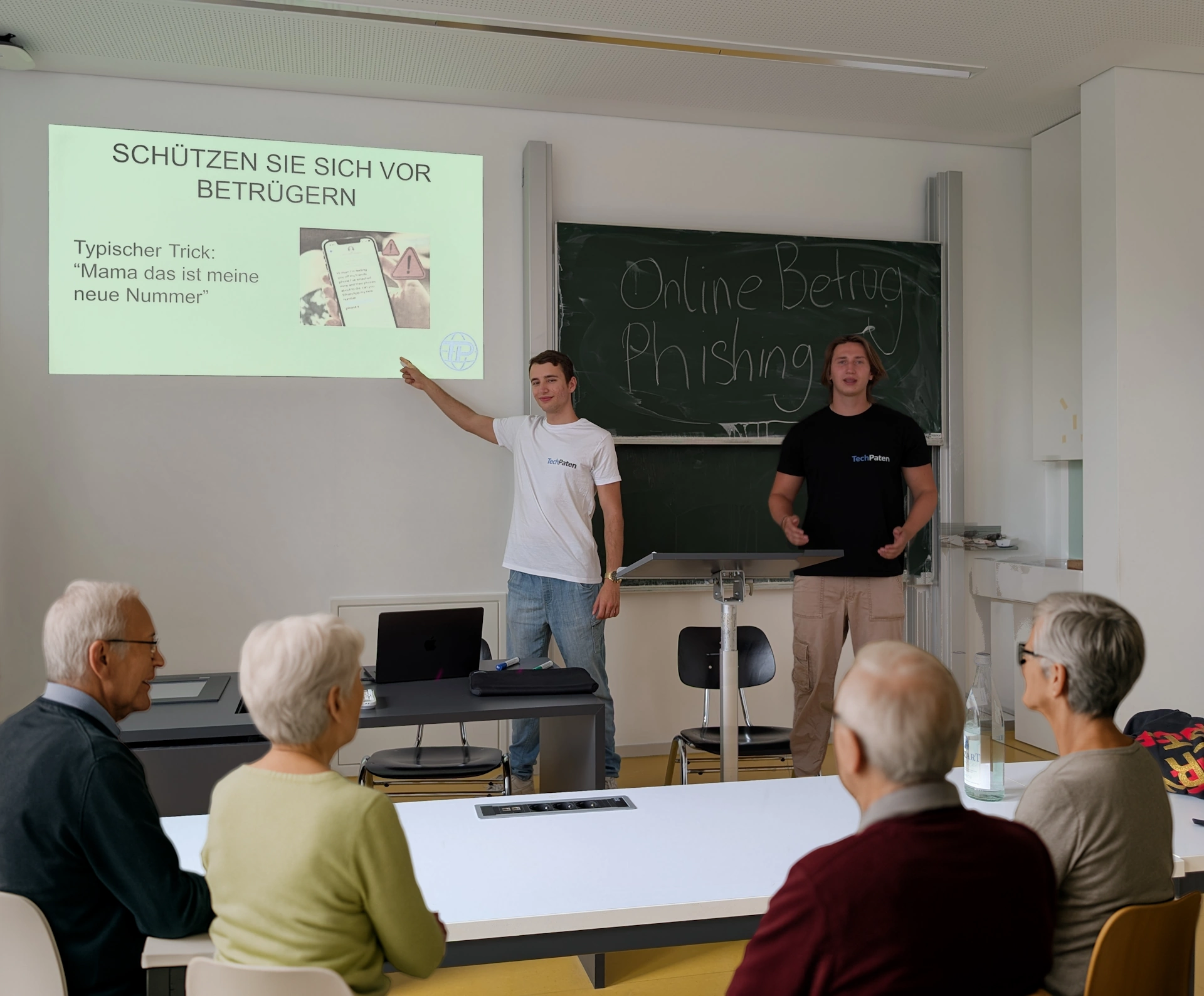 Dozent präsentiert IT-Themen vor Senioren